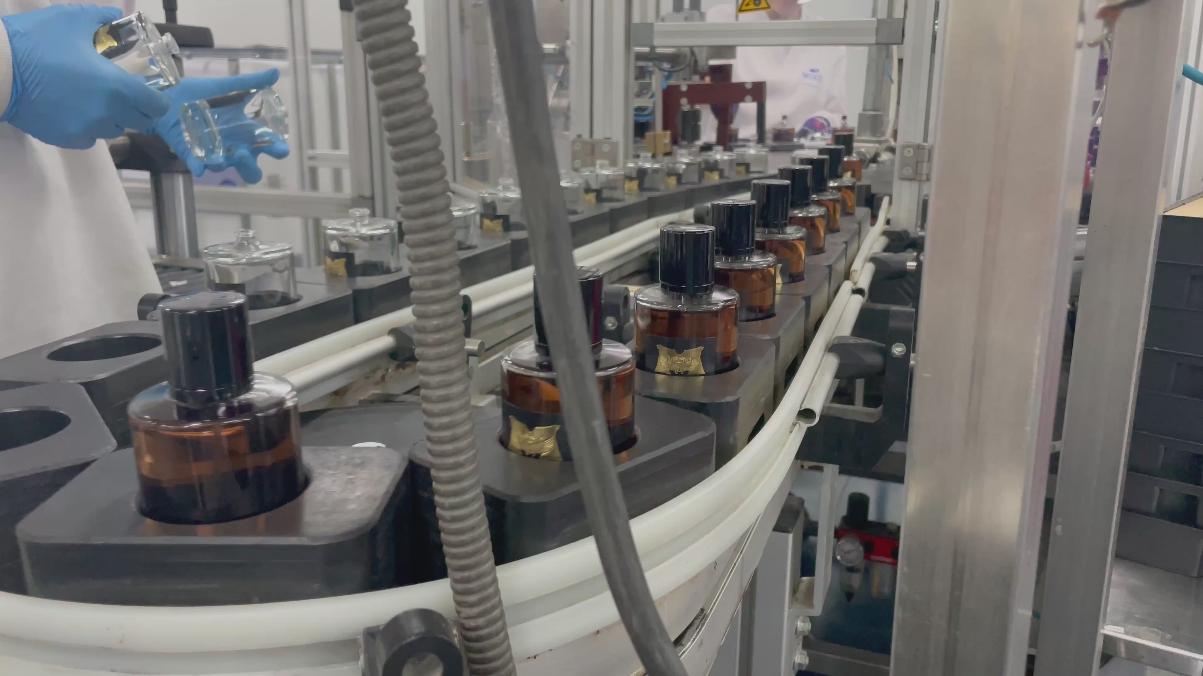 Video laden: Parfüm Produktion MIRISÉ Eau de Parfüm